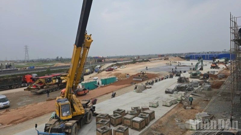 Nh&agrave; đầu tư, nh&agrave; thầu tập kết vật liệu, thiết bị triển khai thi c&ocirc;ng trạm dừng nghỉ tr&ecirc;n tuyến cao tốc Mai Sơn-Quốc lộ 45.