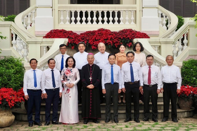 Đoàn lãnh đạo TPHCM thăm, chúc mừng Giáng sinh Đức Tổng Giám mục Giuse Nguyễn Năng. (Ảnh: SGGP)