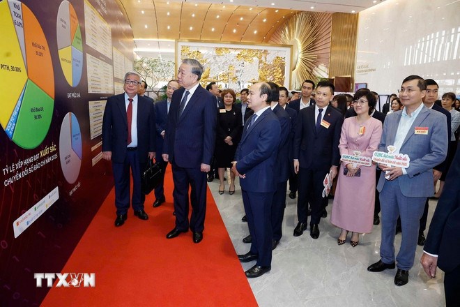 Tổng Bí thư Tô Lâm tham quan không gian trưng bày thành tựu chuyển đổi số trong báo chí. (Ảnh: TTXVN)