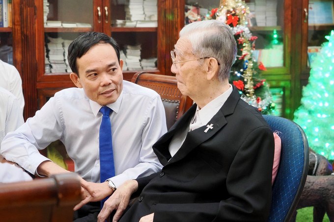 Đồng chí Trần Lưu Quang trò chuyện với Đức Hồng y Gioan Baotixita Phạm Minh Mẫn. (Ảnh: SGGP)