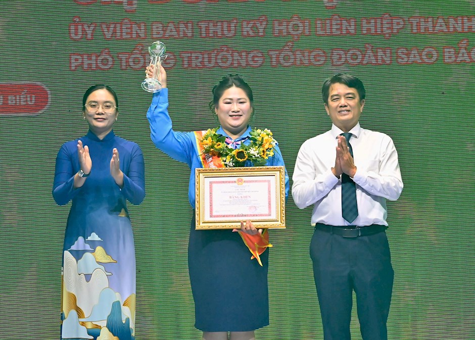 Chủ tịch Li&ecirc;n đo&agrave;n Lao động TPHCM B&ugrave;i Thanh Nh&acirc;n v&agrave; Ph&oacute; B&iacute; thư Thường trực Th&agrave;nh đo&agrave;n TPHCM Hồ Thị &Aacute;nh Tuyết tuy&ecirc;n dương Đo&agrave;n Thị Thu Chung. Ảnh: SGGP