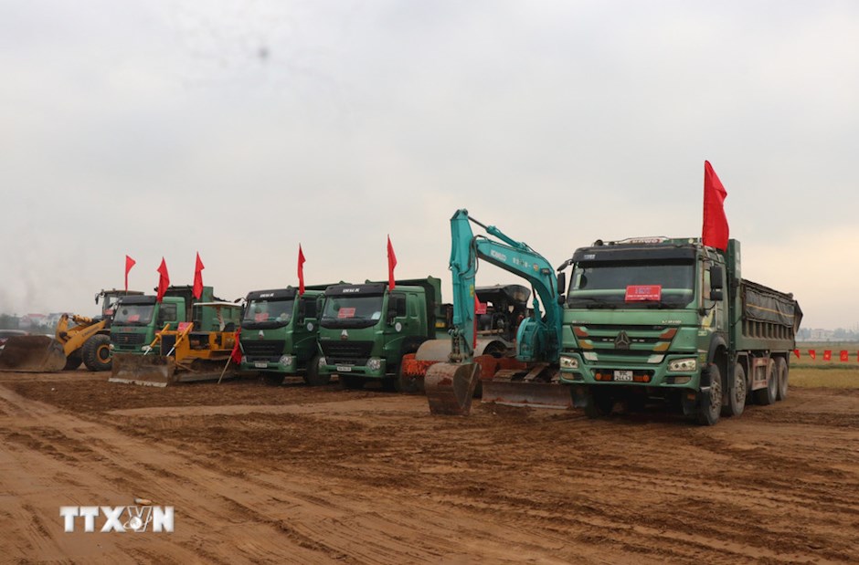 Máy móc chuẩn bị thi công dự án. (Ảnh: TTXVN)