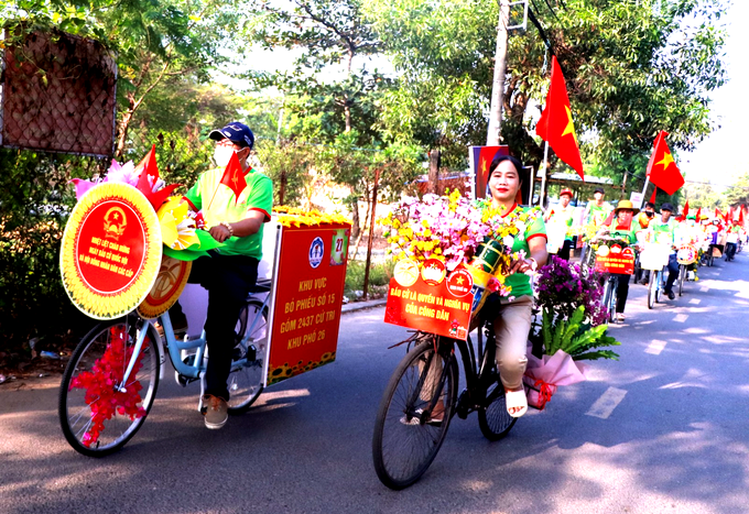 Xe hoa diễu hành trên các tuyến phố