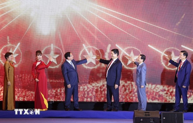 Thủ tướng Phạm Minh Chính và các đại biểu thực hiện nghi thức ra mắt Liên minh Kinh tế tầm thấp (LAE) Việt Nam. (Ảnh: TTXVN)