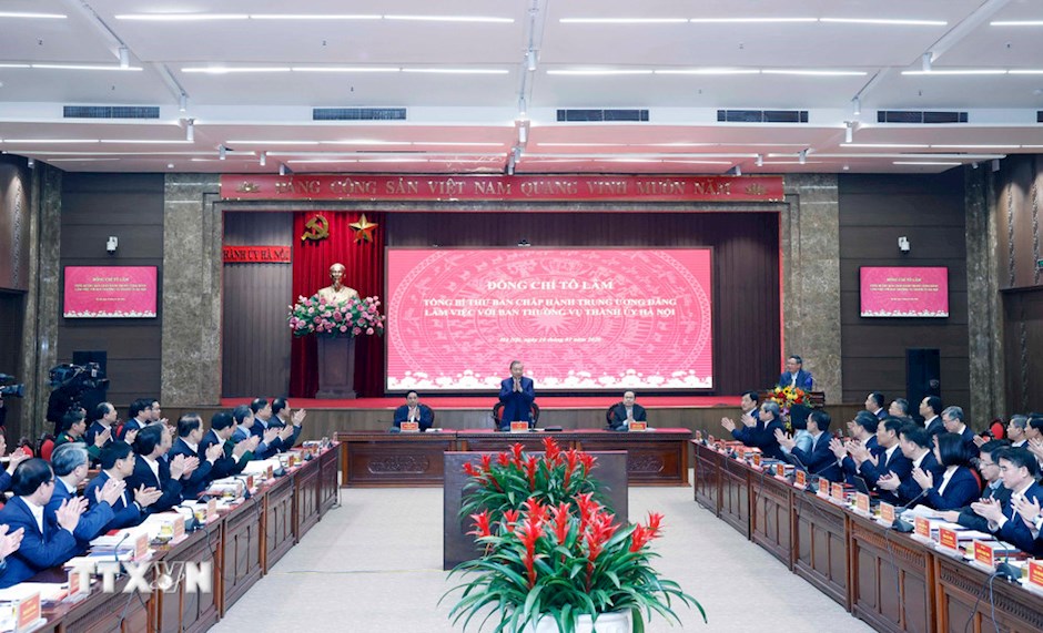 Tổng B&iacute; thư T&ocirc; L&acirc;m v&agrave; Thủ tướng Ch&iacute;nh phủ Phạm Minh Ch&iacute;nh, Chủ tịch Quốc hội Trần Thanh Mẫn chủ tr&igrave; buổi l&agrave;m việc với Ban Thường vụ Th&agrave;nh ủy H&agrave; Nội. (Ảnh: TTXVN)