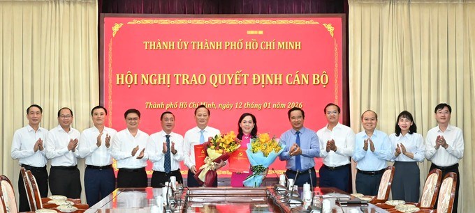 Đồng ch&iacute; Nguyễn Văn Được c&ugrave;ng c&aacute;c đại biểu ch&uacute;c mừng đồng ch&iacute; Nguyễn Thanh Xu&acirc;n, đồng ch&iacute; Trần Văn Nam. (Ảnh: SGGP)