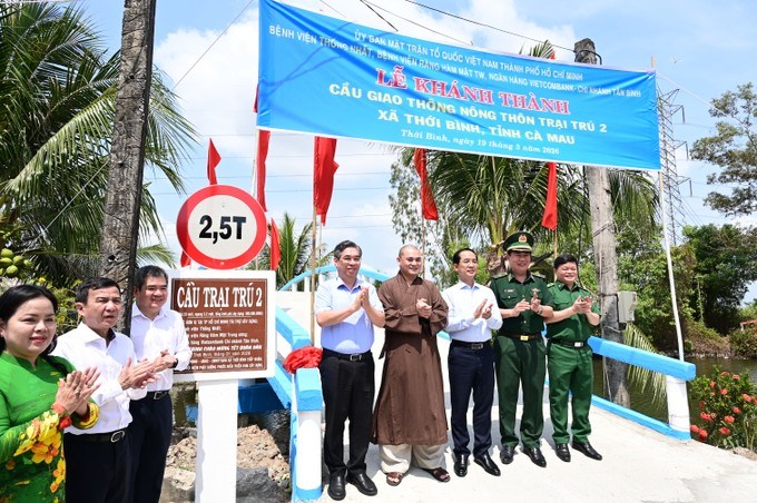 Đồng chí Nguyễn Phước Lộc cùng các đại biểu dự lễ khánh thành 2 cây cầu giao thông nông thôn ở xã Thới Bình. (Ảnh: SGGP)