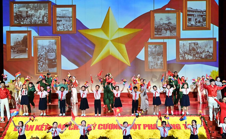 Tổng duyệt chương trình nghệ thuật khai mạc đại hội. (Ảnh SGGP)