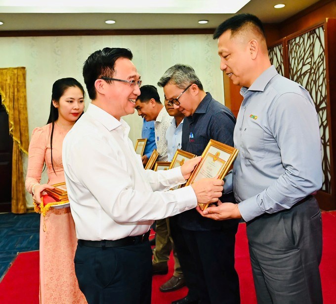 Ph&oacute; B&iacute; thư Th&agrave;nh ủy TPHCM Đặng Minh Th&ocirc;ng tặng bằng khen cho c&aacute;c đơn vị tại hội nghị