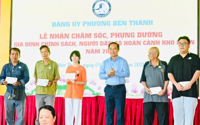 Chủ tịch UBND TPHCM trao c&aacute;c phần qu&agrave; đến c&aacute;c hộ gia đ&igrave;nh c&oacute; ho&agrave;n cảnh kh&oacute; khăn tr&ecirc;n địa b&agrave;n phường, nh&acirc;n dịp chuẩn bị đ&oacute;n Tết cổ truyền. (Ảnh: SGGP)