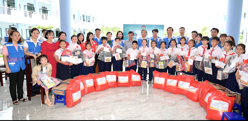 Đo&agrave;n c&ocirc;ng t&aacute;c TPHCM do đồng ch&iacute; Nguyễn Phước Lộc, Ph&oacute; B&iacute; thư Th&agrave;nh ủy, Chủ tịch Ủy ban MTTQ Việt Nam TPHCM dẫn đầu tặng qu&agrave; đến học sinh tỉnh Kh&aacute;nh H&ograve;a. (Ảnh: SGGP)