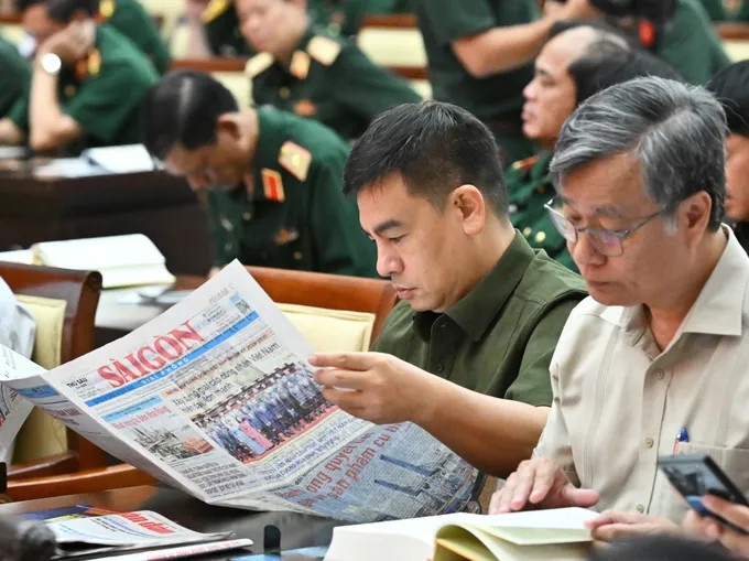 Đại biểu đọc Báo SGGP trước giờ diễn ra hội thảo. Ảnh: Việt Dũng