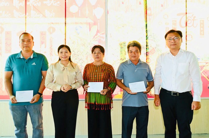 L&atilde;nh đạo x&atilde; B&igrave;nh Lợi trao kinh ph&iacute; hỗ trợ Chi hội N&ocirc;ng d&acirc;n. (Ảnh: SGGP)