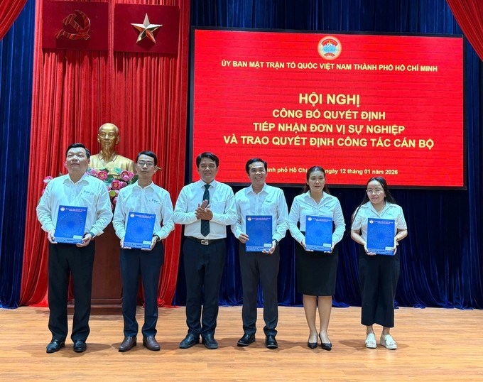 Đồng ch&iacute; B&ugrave;i Thanh Nh&acirc;n trao c&aacute;c quyết định nh&acirc;n sự Nh&agrave; Văn h&oacute;a Sinh vi&ecirc;n TPHCM. (Ảnh: SGGP)