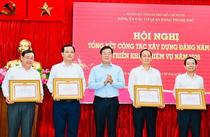 Đồng ch&iacute; L&ecirc; Quốc Phong trao Bằng khen đến c&aacute;c c&aacute; nh&acirc;n. (Ảnh SGGP)