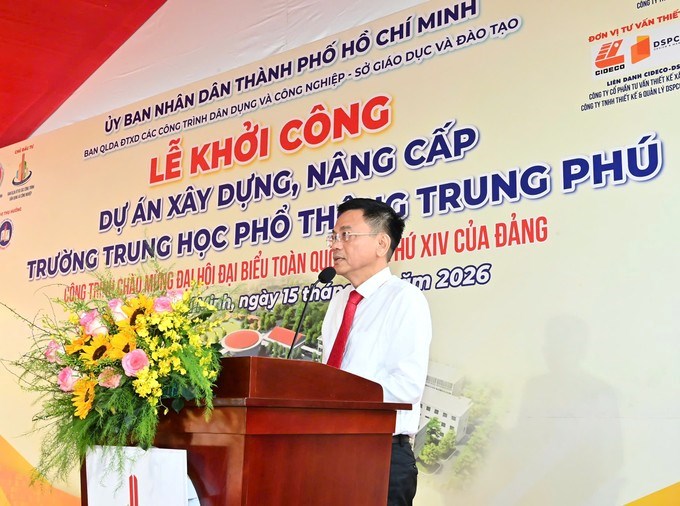 &Ocirc;ng Nguyễn Văn T&agrave;i, Ph&oacute; Gi&aacute;m đốc Ban Quản l&yacute; dự &aacute;n đầu tư x&acirc;y dựng c&aacute;c c&ocirc;ng tr&igrave;nh d&acirc;n dụng v&agrave; c&ocirc;ng nghiệp, th&ocirc;ng tin về dự &aacute;n. (Ảnh: SGGP)