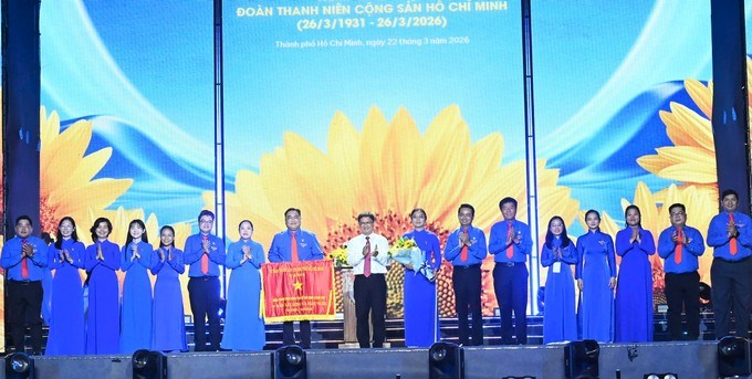 Đồng chí Nguyễn Mạnh Cường trao Cờ truyền thống cho Đoàn TNCS Hồ Chí Minh TPHCM. (Ảnh: SGGP)