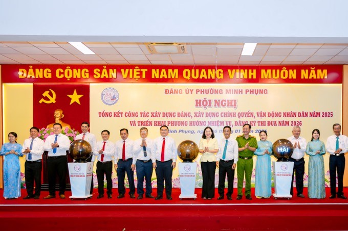 Đồng ch&iacute; Trương Thị B&iacute;ch Hạnh (thứ 7 từ phải qua) ghi nhận những kết quả đạt được của phường trong năm 2025, c&ugrave;ng l&atilde;nh đạo địa phương ph&aacute;t động thi đua năm 2026