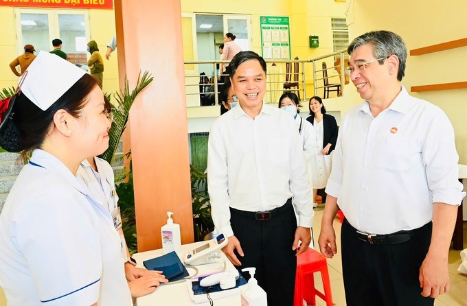 Đồng ch&iacute; Nguyễn Phước Lộc thăm hỏi đội ngũ y b&aacute;c sĩ Bệnh viện Nh&acirc;n d&acirc;n Gia Định đang trực tiếp thăm kh&aacute;m cho người d&acirc;n x&atilde; T&acirc;n Vĩnh Lộc. (Ảnh: SGGP)