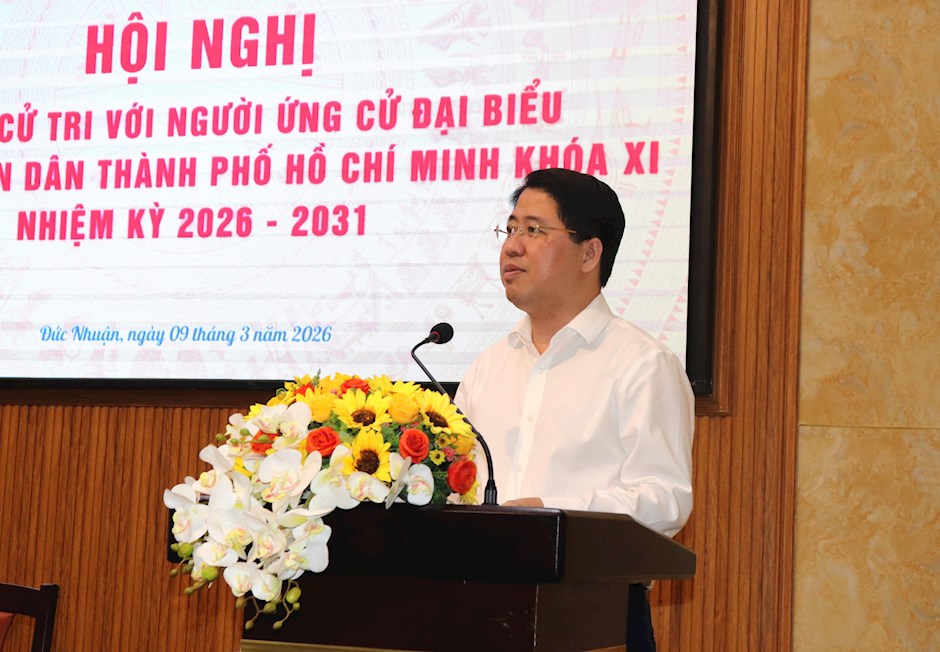 Ông Phạm Hồng Sơn trình bày chương trình hành động tại buổi tiếp xúc cử tri phường Đức Nhuận. Ảnh: THÁI PHƯƠNG