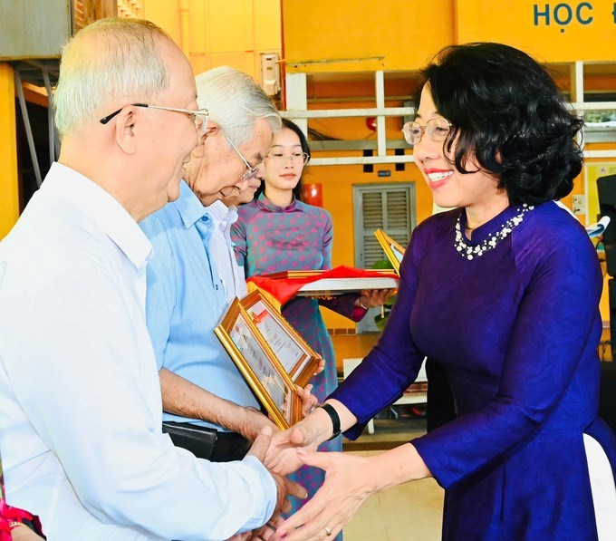 L&atilde;nh đạo phường Bến Th&agrave;nh đ&atilde; khen thưởng c&aacute;c tổ chức Đảng, đảng vi&ecirc;n ho&agrave;n th&agrave;nh xuất sắc nhiệm vụ năm 2025 v&agrave; giai đoạn 2020-2025. (Ảnh: SGGP)