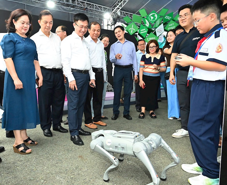 Phó Bí thư Thành ủy TPHCM Đặng Minh Thông kiểm tra khu vực Triển lãm về khoa học công nghệ, đổi mới sáng tạo và chuyển đổi số. (Ảnh SGGP)