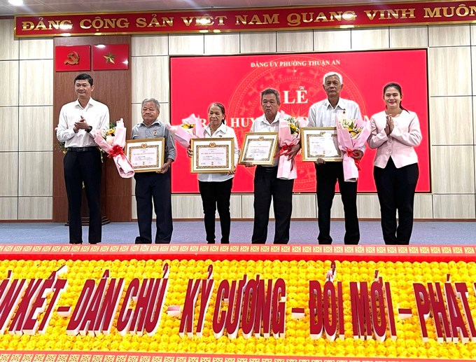 Lãnh đạo phường Thuận An trao huy hiệu đảng cho các đảng viên 40 năm, 30 năm tuổi đảng