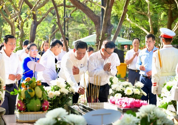 Đoàn đại biểu dâng hương tưởng nhớ các Anh hùng liệt sĩ. (Ảnh: SGGP)