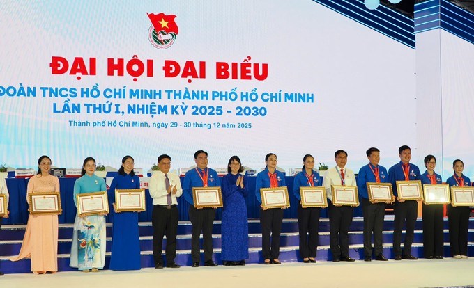 Ph&oacute; Chủ tịch UBND TPHCM Nguyễn Mạnh Cường v&agrave; Trần Thị Diệu Th&uacute;y tặng Bằng khen của Chủ tịch UBND TPHCM cho 22 c&aacute; nh&acirc;n c&oacute; th&agrave;nh t&iacute;ch xuất sắc trong c&ocirc;ng t&aacute;c Đo&agrave;n v&agrave; phong tr&agrave;o thanh thiếu nhi TPHCM
