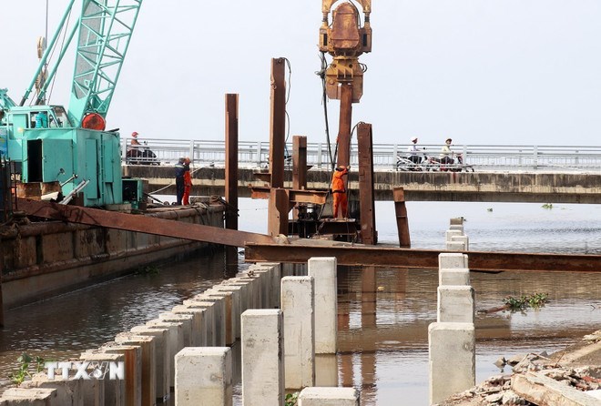 Dự án xây dựng kè biển mở rộng khu 16 ha phường Rạch Giá (An Giang) đang thi công. (Ảnh: TTXVN)