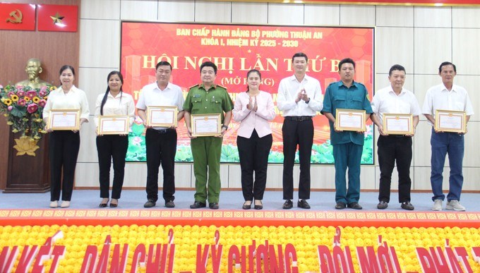 Khen thưởng các tập thể hoàn thành xuất sắc nhiệm vụ năm 2025