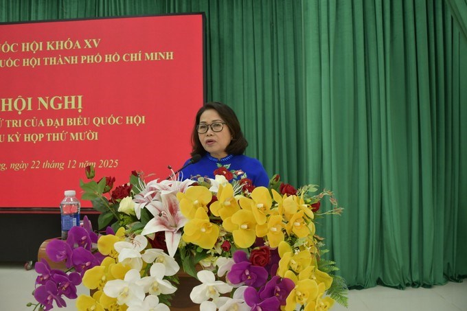 Đại biểu Nguyễn Thị Yến ph&aacute;t biểu tại buổi tiếp x&uacute;c cử tri