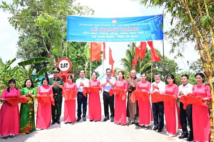 Đồng chí Nguyễn Phước Lộc cùng các đại biểu cắt băng khánh thành 2 cây cầu giao thông nông thôn ở xã Thới Bình. (Ảnh: SGGP)