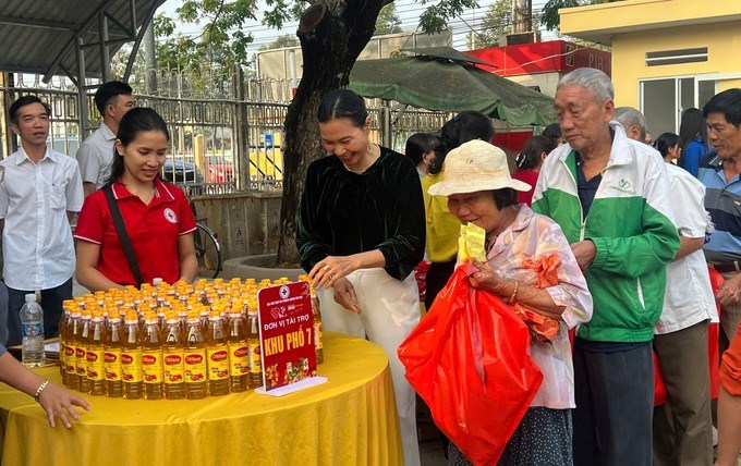 B&agrave; con vui vẻ lựa chọn những m&oacute;n h&agrave;ng nhu yếu phẩm