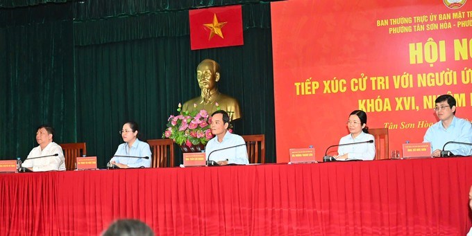 Bí thư Thành ủy TPHCM Trần Lưu Quang cùng các ứng cử viên ĐBQH lắng nghe ý kiến cử tri. (Ảnh: SGGP)