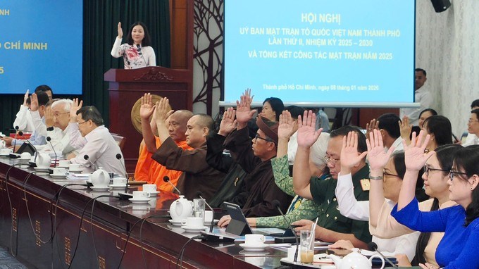 Đại biểu biểu quyết th&ocirc;ng qua Nghị quyết hội nghị. (Ảnh: SGGP)