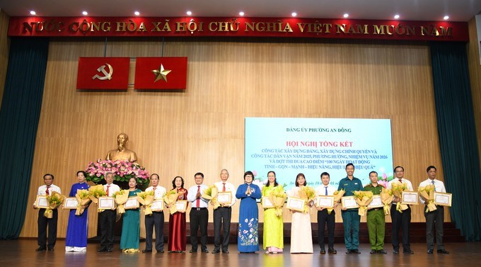 Tập thể, c&aacute; nh&acirc;n nhận bằng khen tại hội nghị