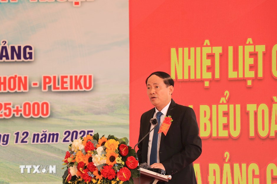 Ông Phạm Anh Tuấn, Chủ tịch Ủy ban Nhân dân tỉnh Gia Lai phát biểu tại lễ khởi công. (Ảnh: TTXVN)