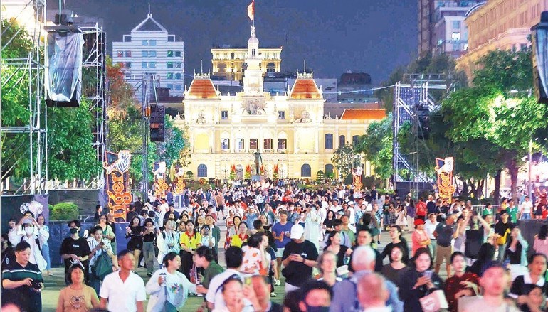 Người d&acirc;n v&agrave; du kh&aacute;ch tại Th&agrave;nh phố Hồ Ch&iacute; Minh đ&oacute;n ch&agrave;o năm mới 2026. (Ảnh: TTXVN)