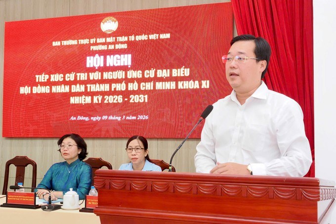 Phó Bí thư Thường trực Thành ủy TPHCM Lê Quốc Phong thay mặt những người ứng cử trao đổi với cử tri. (Ảnh: SGGP)