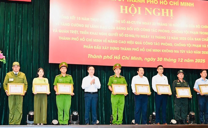 Ph&oacute; B&iacute; thư Th&agrave;nh ủy TPHCM Đặng Minh Th&ocirc;ng trao bằng khen cho c&aacute;c tập thể, c&aacute; nh&acirc;n. (Ảnh: SGGP)