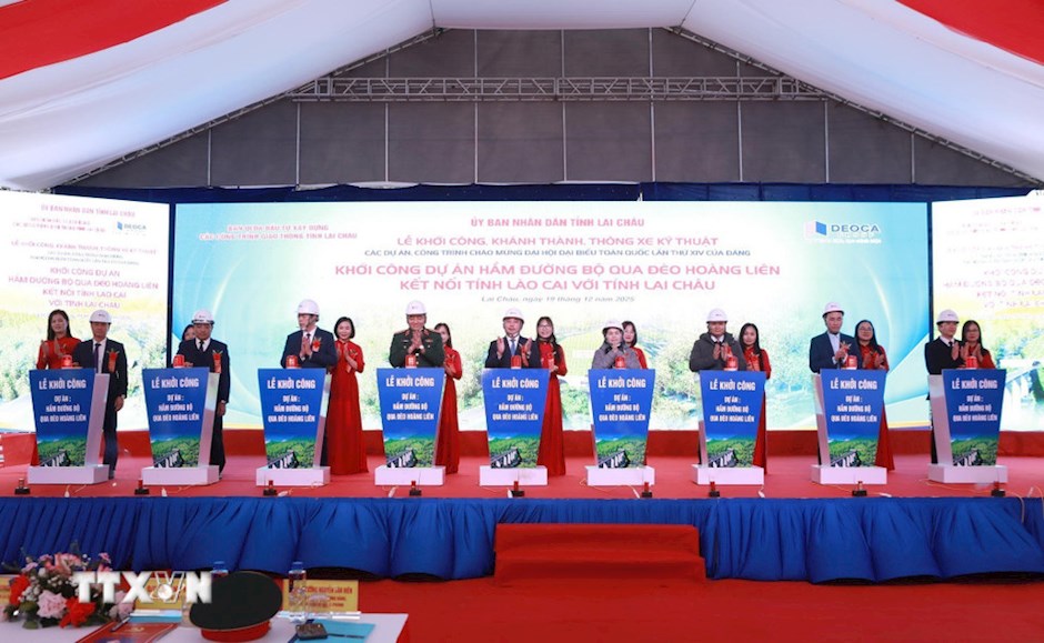 Hòa trong khí thế thi đua sôi nổi chào mừng Đại hội đại biểu toàn quốc lần thứ XIV của Đảng, sáng 19/12/2025 cùng với các địa phương khác trên cả nước, tỉnh Lai Châu tổ chức Lễ khởi công các dự án: Quần thể du lịch nghỉ dưỡng Vườn địa đàng Sơn Bình, Hầm đường bộ qua đèo Hoàng Liên, Khu Nhà ở xã hội Đoàn Kết. (Ảnh: TTXVN)