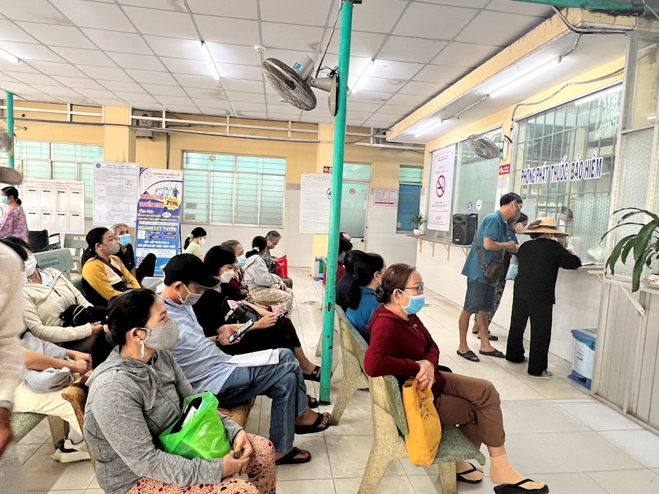 Chiều 6/1, người d&acirc;n đến kh&aacute;m bệnh tại Trạm y tế phường B&agrave; Rịa kh&aacute; đ&ocirc;ng