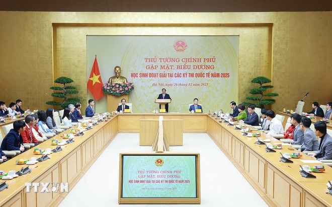 Thủ tướng Phạm Minh Ch&iacute;nh gặp mặt, biểu dương học sinh đoạt giải tại c&aacute;c kỳ thi quốc tế năm 2025. (Ảnh: TTXVN)