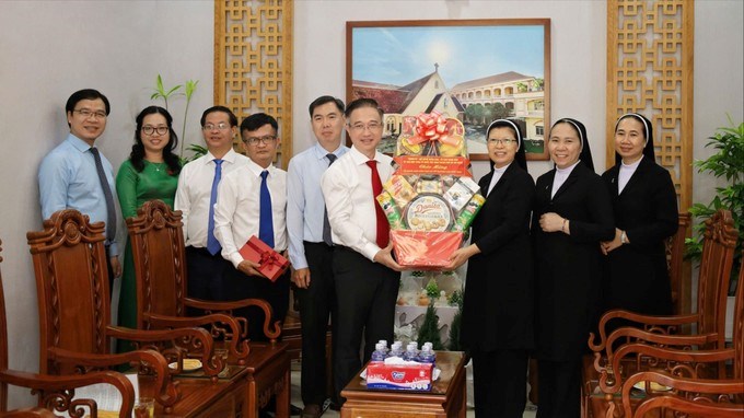 Thay mặt Thành ủy, HĐND, UBND, Ủy ban MTTQ Việt Nam TPHCM đồng chí Đặng Minh Thông đã trao tặng phần quà đến Dòng Mến Thánh Giá Chợ Quán. (Ảnh: SGGP)