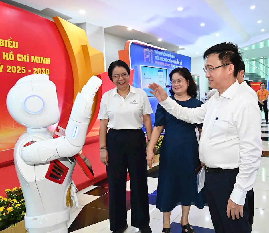 Phó Bí thư Thành ủy TPHCM Đặng Minh Thông kiểm tra khu vực Triển lãm về khoa học công nghệ, đổi mới sáng tạo và chuyển đổi số. (Ảnh SGGP)