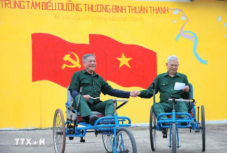 Cử tri Đinh Văn Bách (bên phải, thương binh hạng 1/4, tỉ tệ thương tật 91%) và cử tri Vũ Văn Thắng (thương binh hạng 1/4, tỉ tệ thương tật 91%) sẵn sàng tham gia bầu cử. (Ảnh: TTXVN)