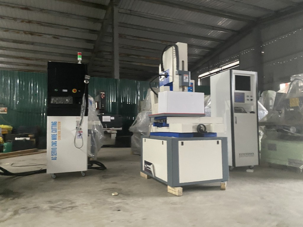 Hải quan khởi tố 2 vụ buôn lậu liên quan đến máy móc, thiết bị đã qua sử dụng