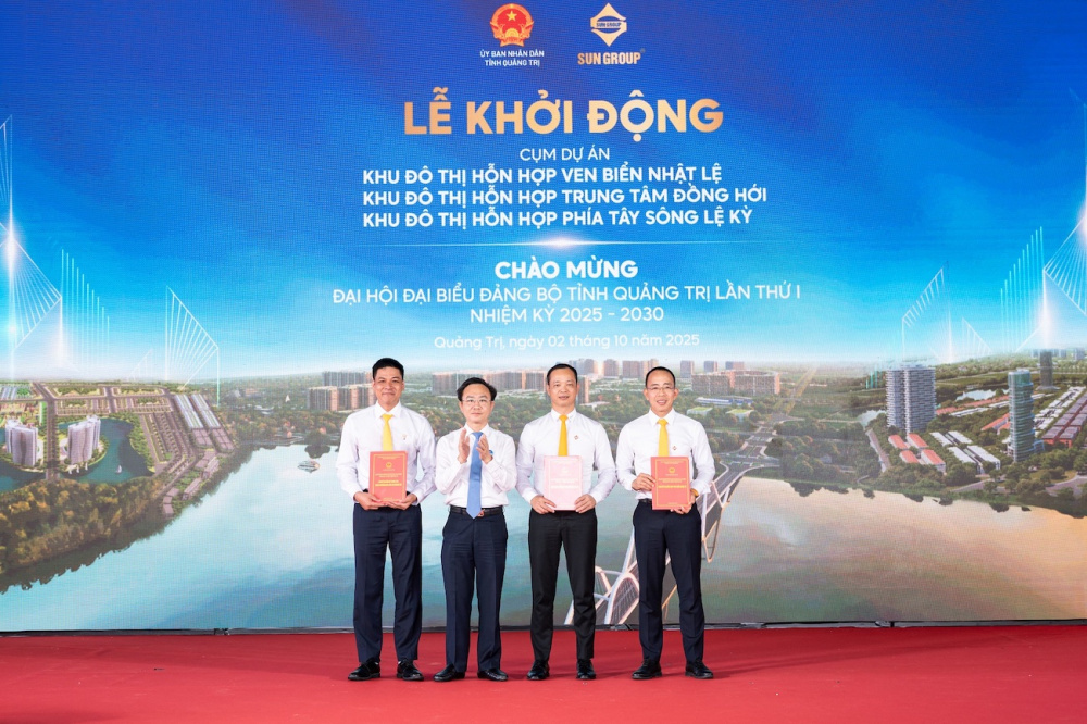 Lãnh đạo tỉnh Quảng Trị trao chứng nhận nhà đầu tư đối với Tập đoàn Sun Group. Ảnh: Sun Group