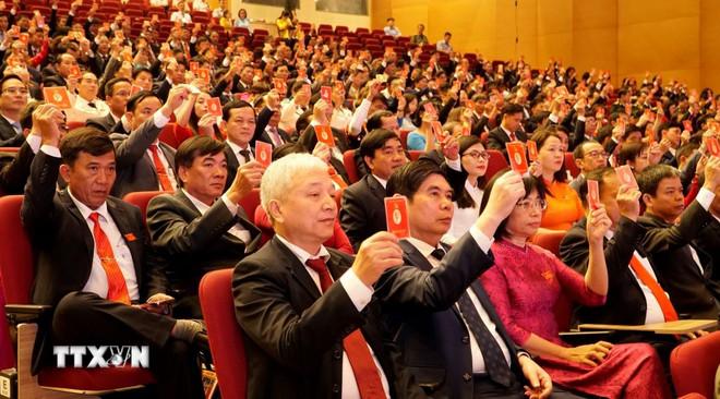 Các đại biểu biểu quyết thông qua nội dung Dự thảo Nghị quyết của Đại hội. (Ảnh: Đình Quân/TTXVN) ttxvn-be-mac-dai-hoi-dai-bieu-dang-bo-tinh-gia-lai-nhiem-ky-2025-2030-0410-2.jpg